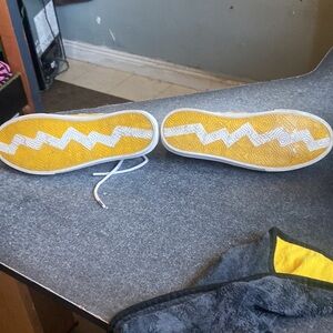 Selling this shoes that haven’t been worn that much and not my style